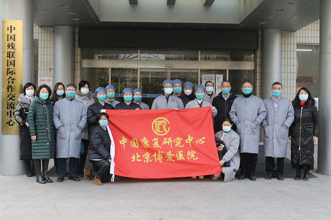 图为中康外采队员集结出发合影